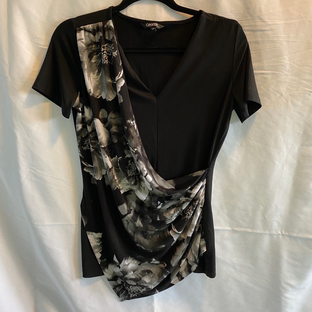 🌷3/$25 Ladies top - Picture 1 of 3